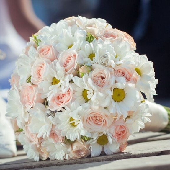 Свадебный букет из хризантем. Монокомпозиция и интересные сочетания