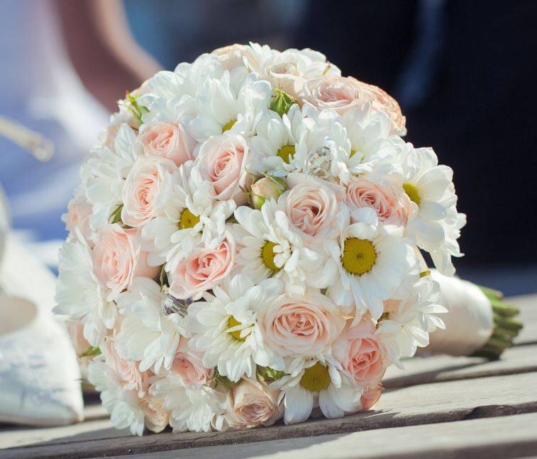 Свадебный букет из хризантем. Монокомпозиция и интересные сочетания